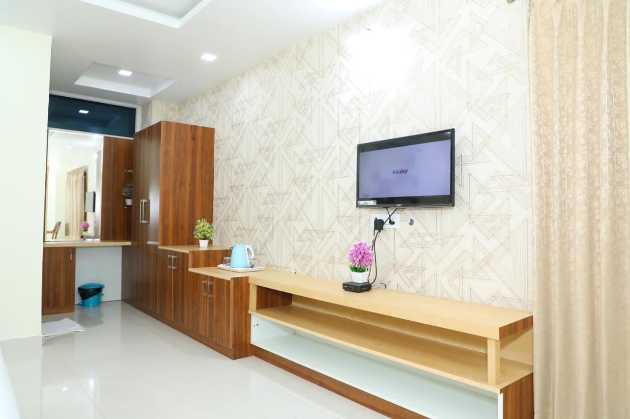 Hotel 8Th Mile Suites Bangalore Exterior foto