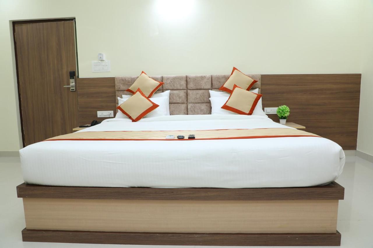 Hotel 8Th Mile Suites Bangalore Exterior foto