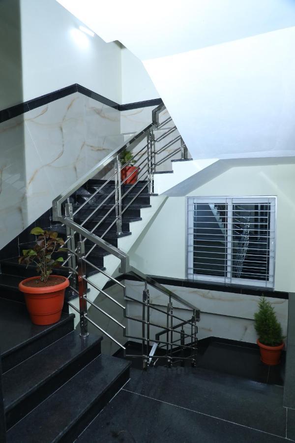 Hotel 8Th Mile Suites Bangalore Exterior foto