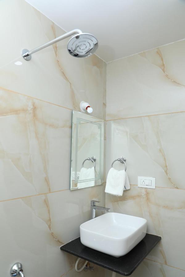 Hotel 8Th Mile Suites Bangalore Exterior foto